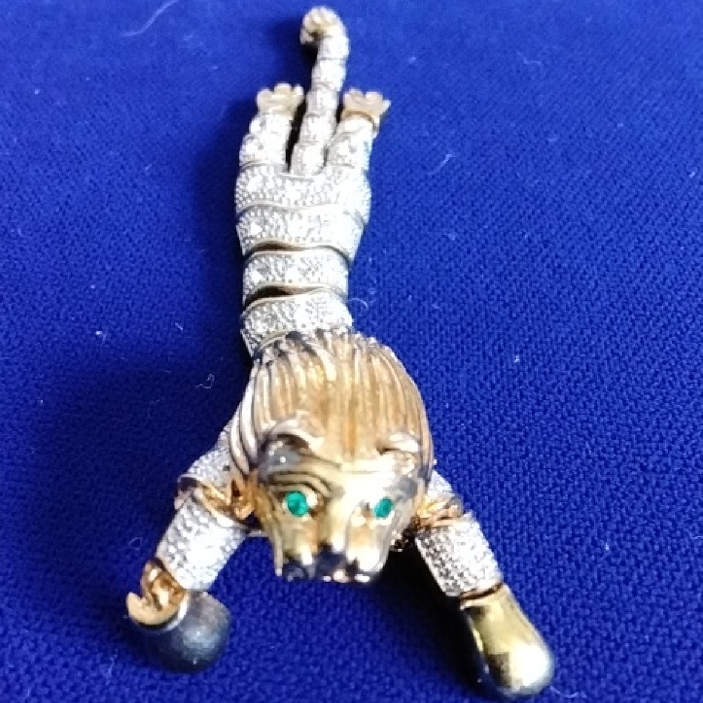 Vintage articulated Lion Shoulder broach. Its a gold tone statement piece